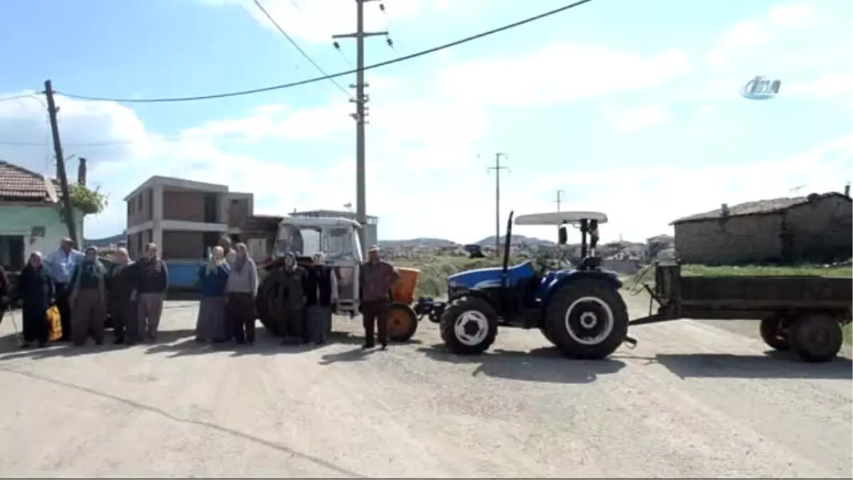 Köylü Kadınlar Asfalt Atılmadığı Gerekçesiyle Yolu Trafiğe Kapattı