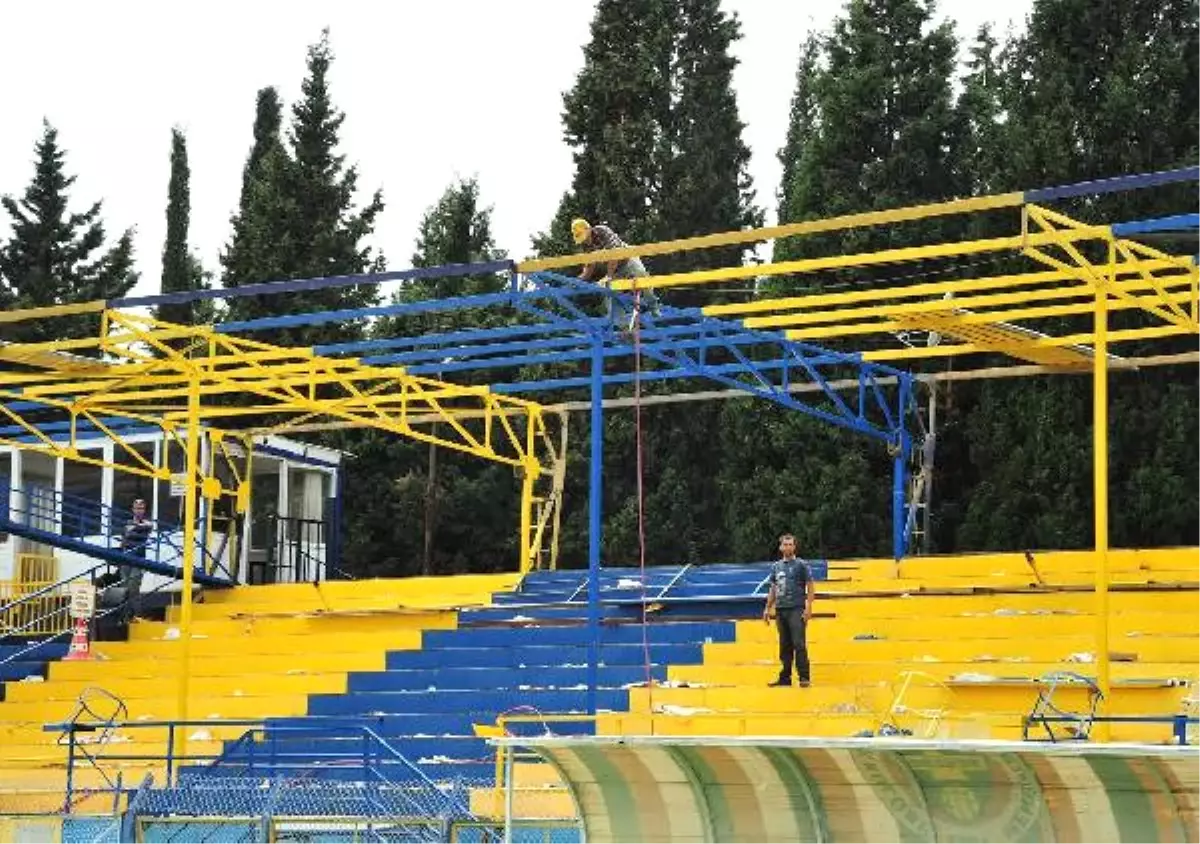 Menemen İlçe Stadı\'nın Yıkımana Başlandı