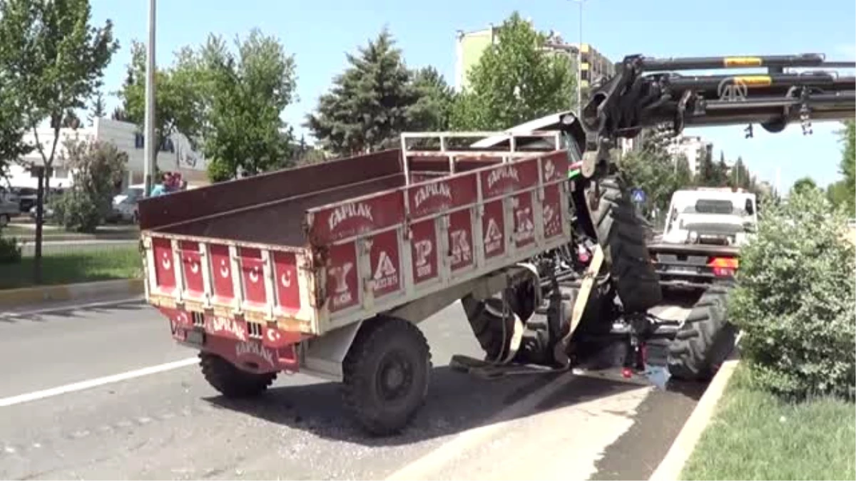 Minibüse Çarpan Traktör Parçalandı