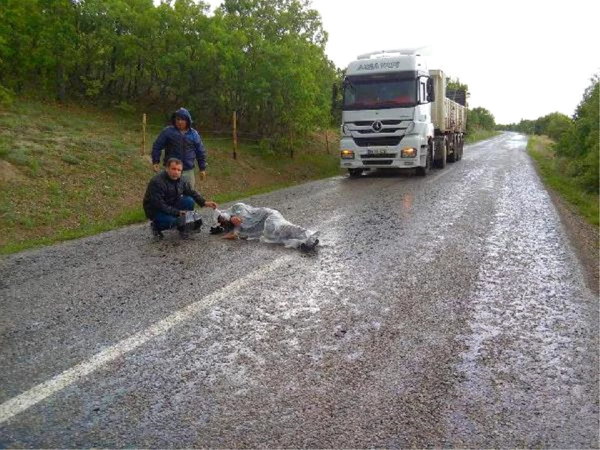 Motosiklet Devrildi, Sürücü Ölümden Döndü