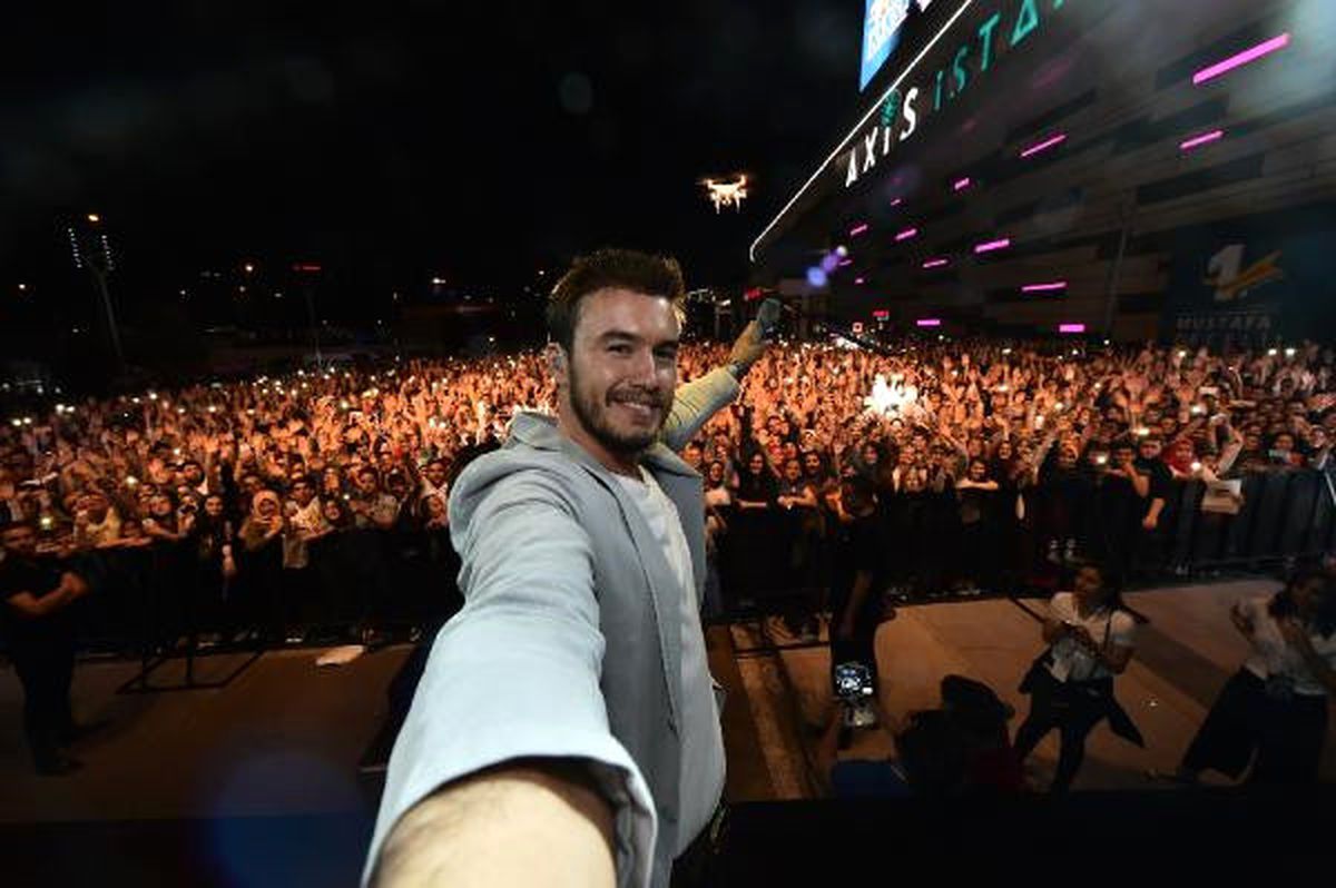 Mustafa Ceceli\'den Hayranlarıyla 100 Milyon Rekorlu Özçekim