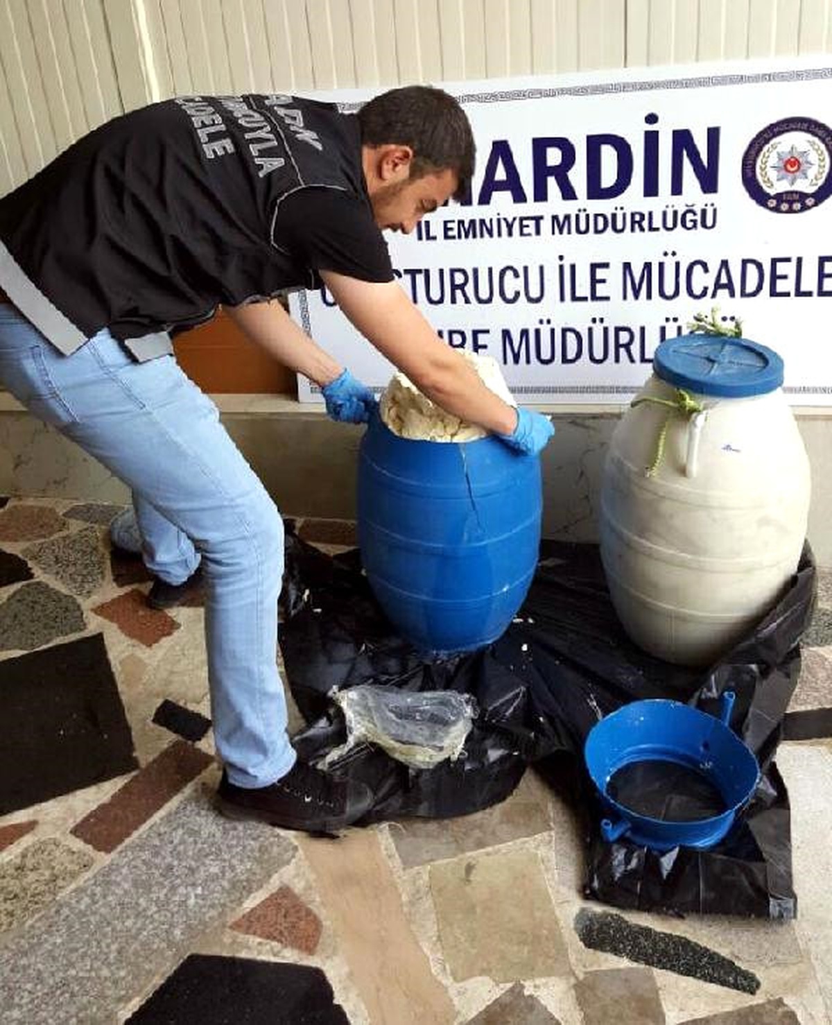 Otobüs Bagajındaki Peynir Bidonlarından Esrar Çıktı