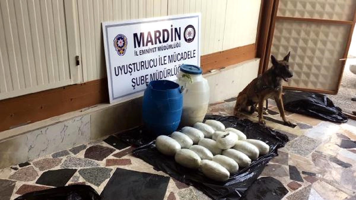 Otobüs Bagajındaki Peynir Bidonlarından Esrar Çıktı