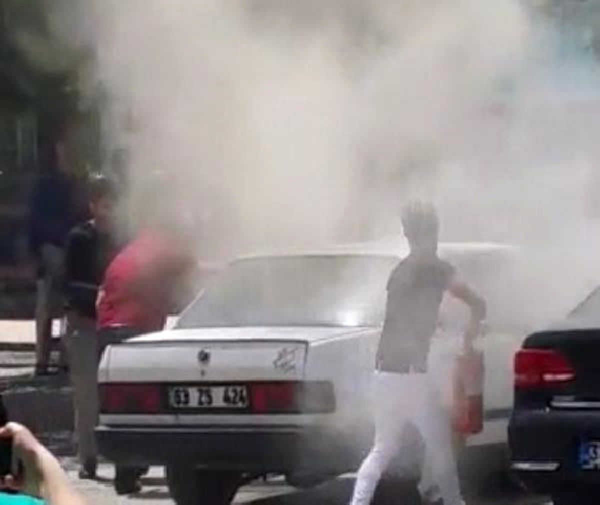 Otomobildeki Yangını Vatandaşlar Söndürdü