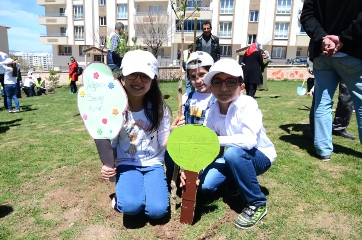 Palandöken Belediyesi Öğrenciler ile Birlikte Fidan Dikti