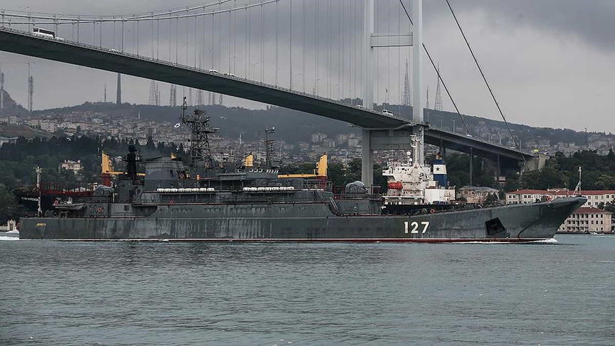 Rus Askeri Gemisi İstanbul Boğazı\'ndan Geçti