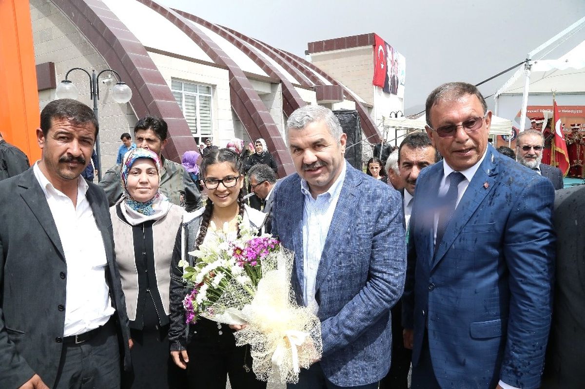Sarız\'da Arı Kovanı Dağıtımı Yapıldı