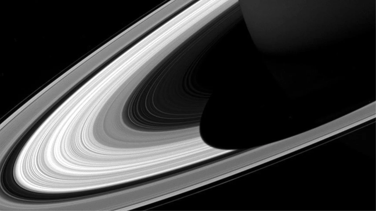 Satürn\'ün Halkalarına Düşen Gölgesi Kısalıyor