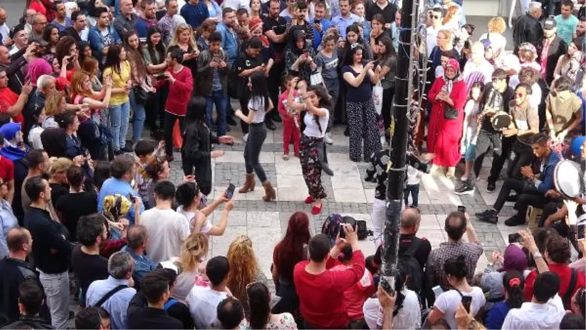 Sokak Müzisyenlerinden Avcılar\'da Renkli Konser (1)