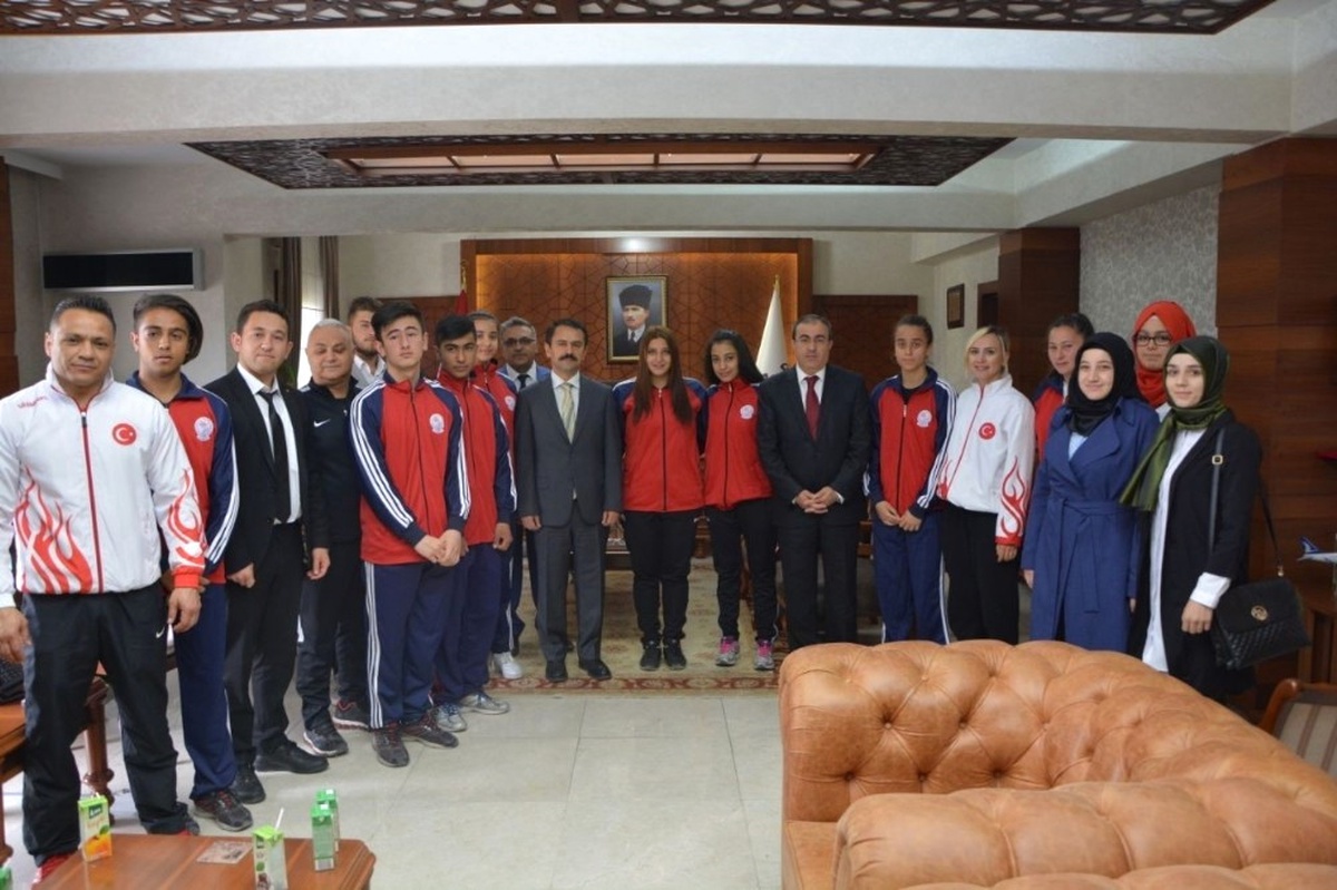 Sporcu Gençler Vali Aktaş\'ı Ziyaret Etti