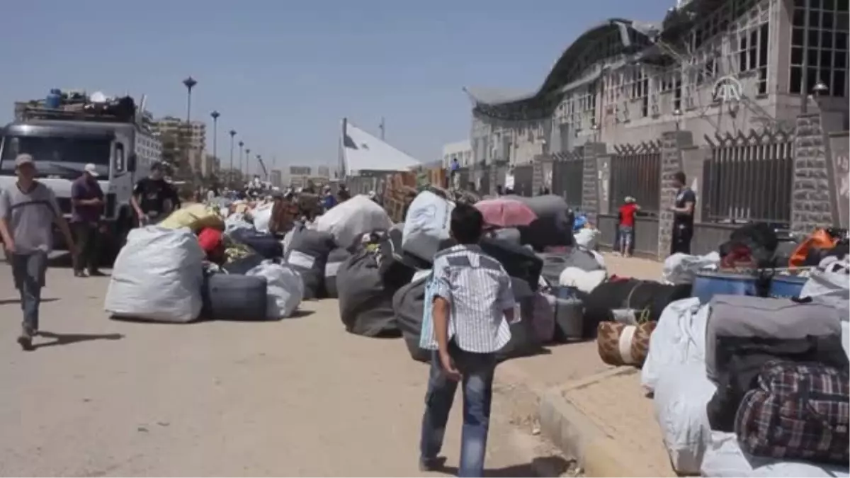 Suriye\'de Rejim Kuşatmasındaki Vaer\'den Tahliyeler Sürüyor