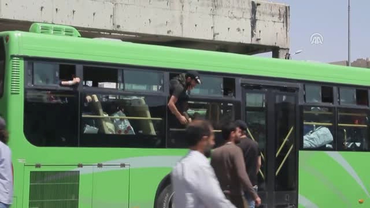 Suriye\'de Rejim Kuşatmasındaki Vaer\'den Tahliyeler Sürüyor