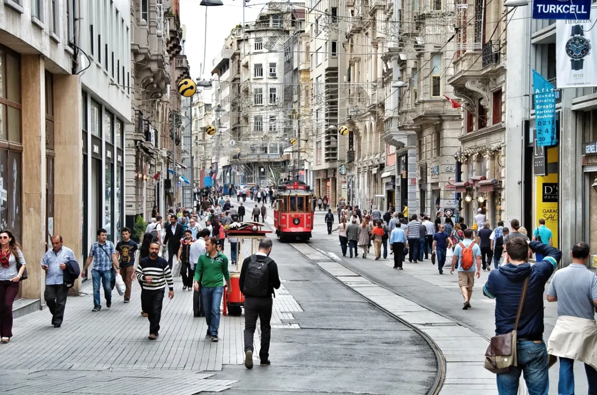 Taksim\'de Yürürken Başından Vurulan Turist, Yaşam Savaşı Veriyor