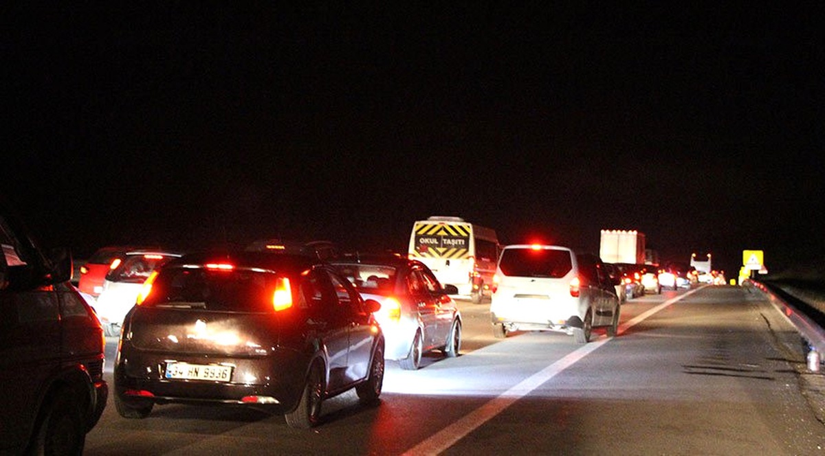 Tem\'de Yol Çalışması Nedeniyle Kilometrelerce Araç Kuyruğu (2)