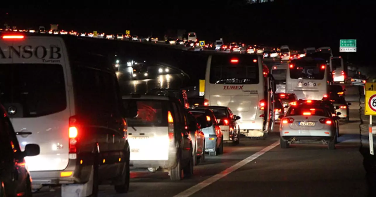 Tem Otoyolu\'nun Abant Kavşağı Bölgesinde Trafik Yoğunluğu