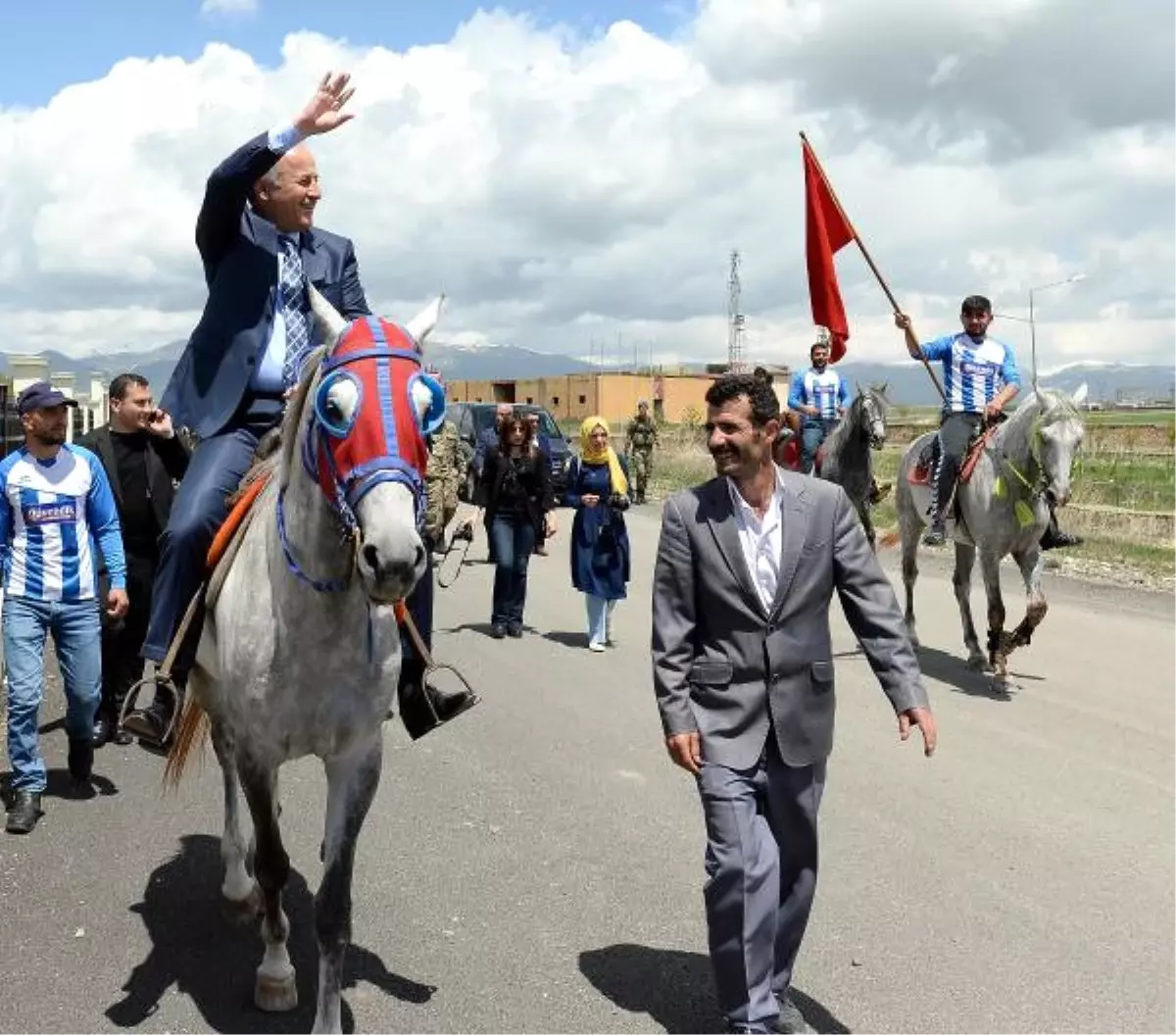 Vali Açılışa Atla Geldi