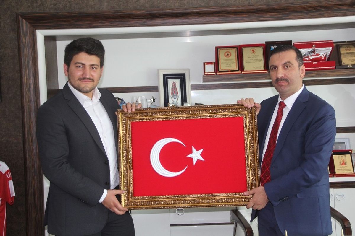 15 Temmuz Gazisinden Sarıcaoğlu\'na Nakış İşlemeli Türk Bayrağı Tablosu