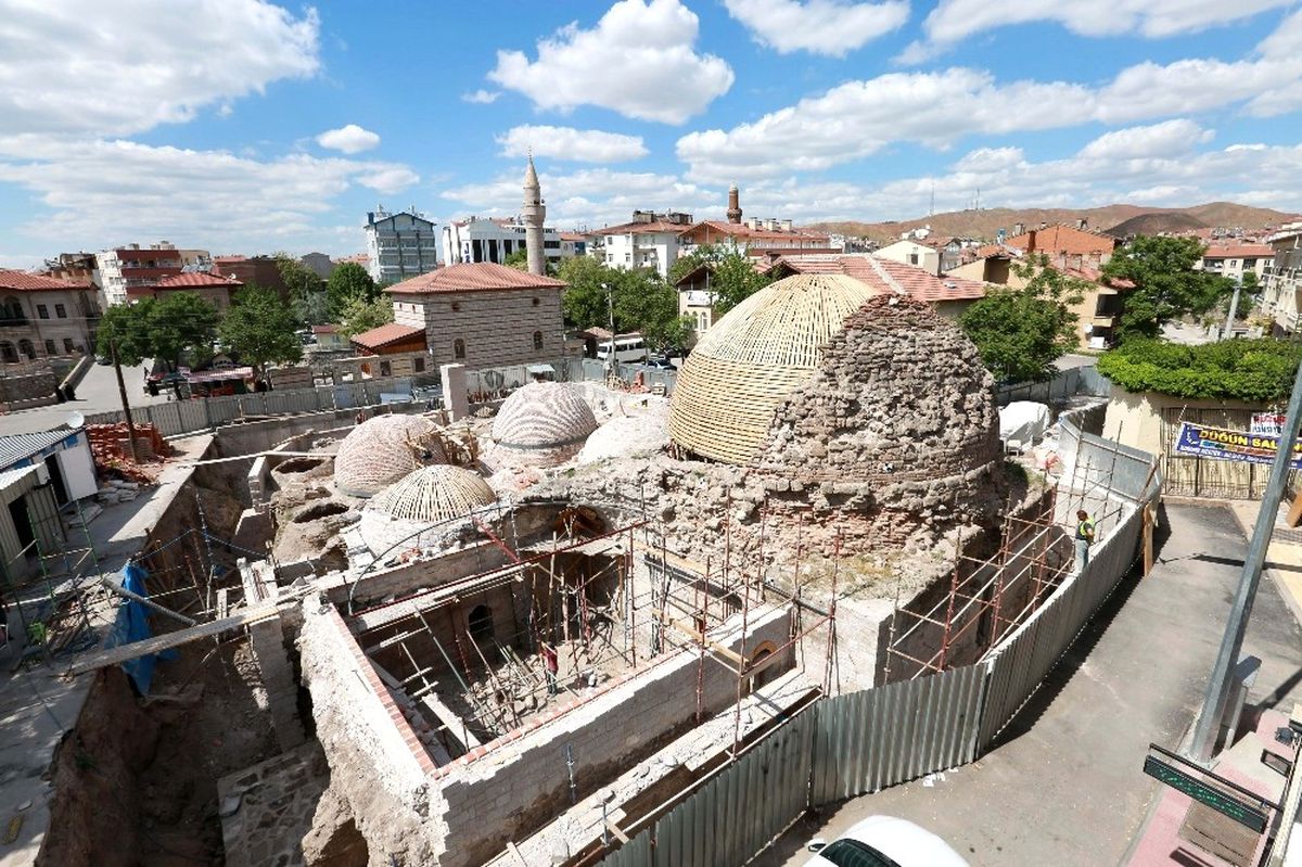 Aksaray\'da 2. Kılıçaslan Hamamının Kubbeleri Ortaya Çıkıyor
