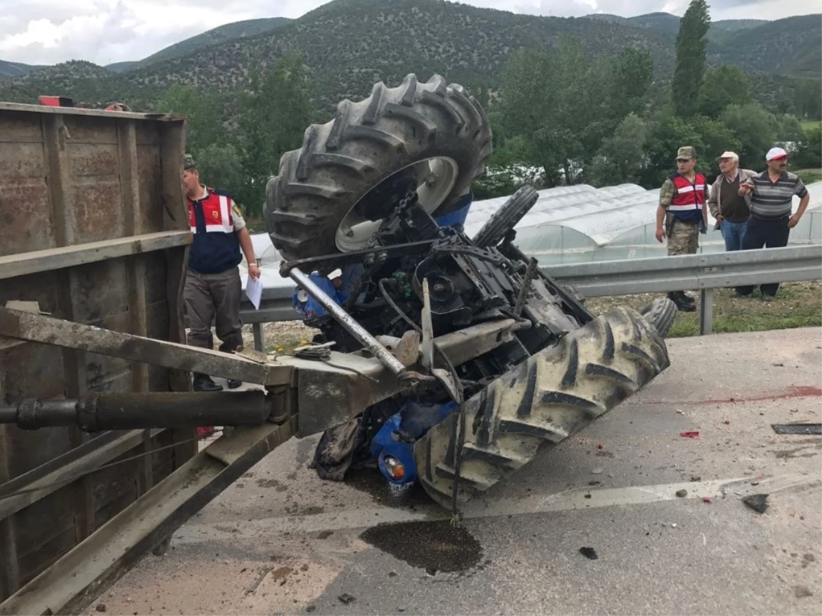 Amasya\'da Traktör ile Minibüs Çarpıştı: 1 Ölü, 3 Yaralı