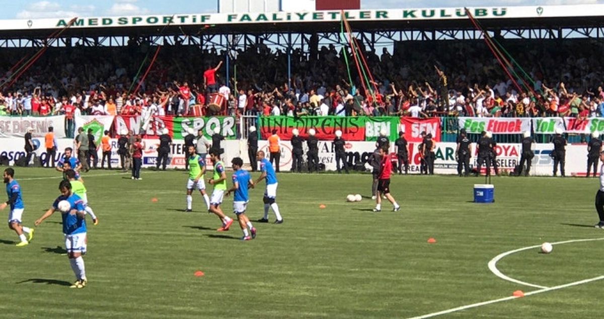 Amedspor-Erzurumspor Maçında Sahaya Giren Taraftarlara Polis Müdahale Etti