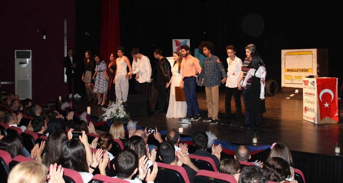 Aydın Değişim Kolejinden Türkçe Şiir ve Tiyatro Gecesi