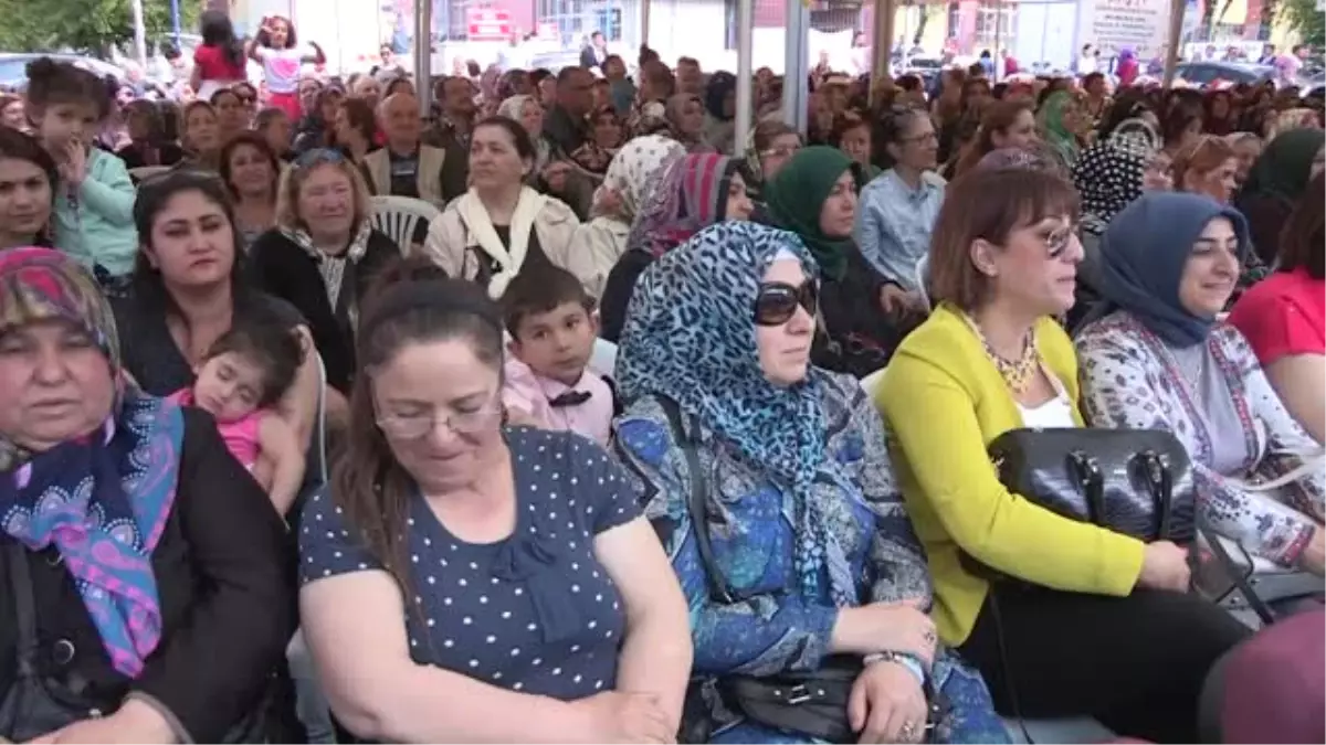 Bakan Özhaseki, Açılışını Yaptığı Aydınlıkevler Semt Çarşısı\'nı Gezdi