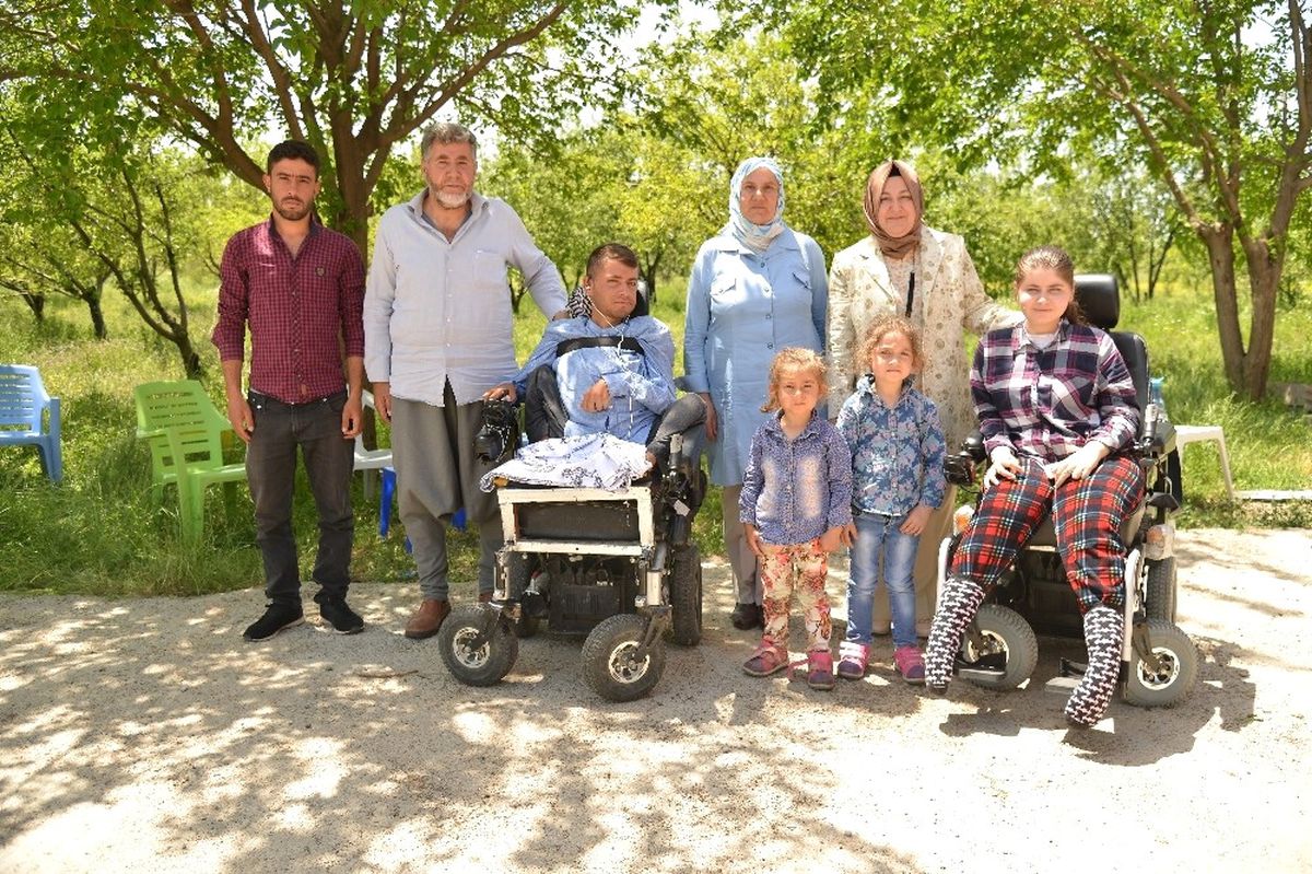 Başkan Atilla\'nın Eşinden Engelli Kardeşlere Ziyaret