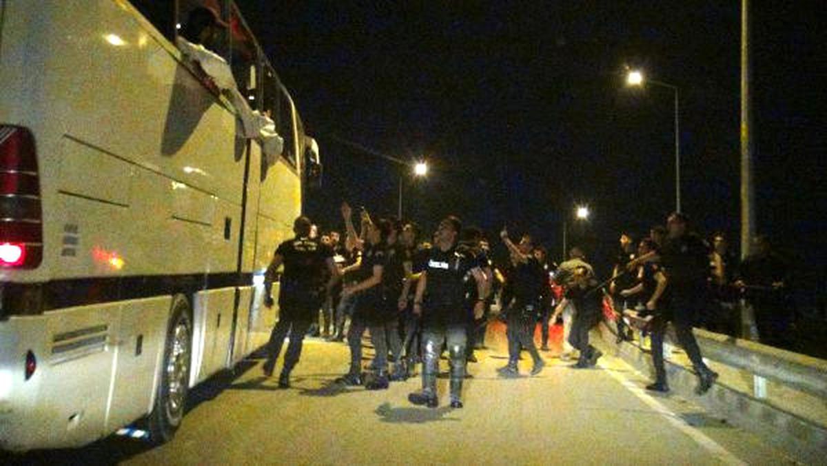 Bursa\'da, Beşiktaş Taraftarlarına Taşlı Saldırı