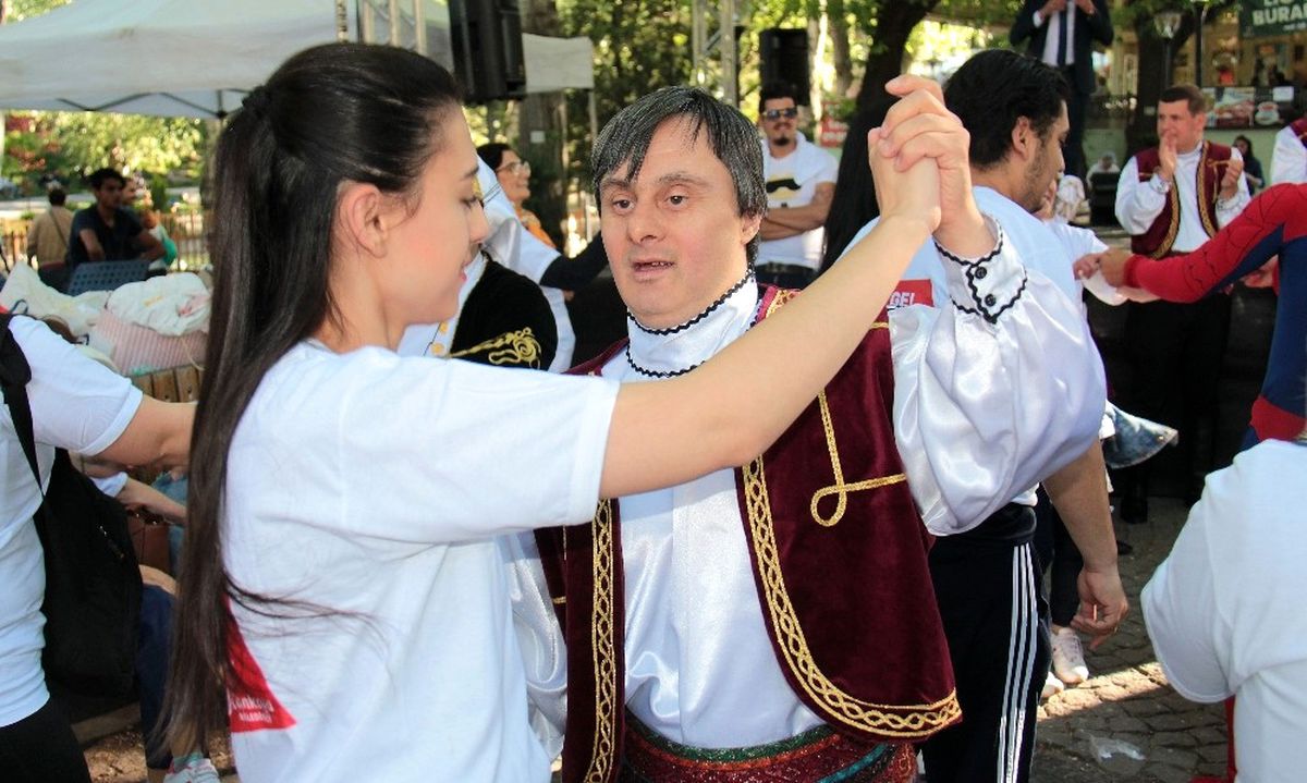 Ç\'engel Kafe Halk Dansları Topluluğu\'ndan Anlamlı Performans