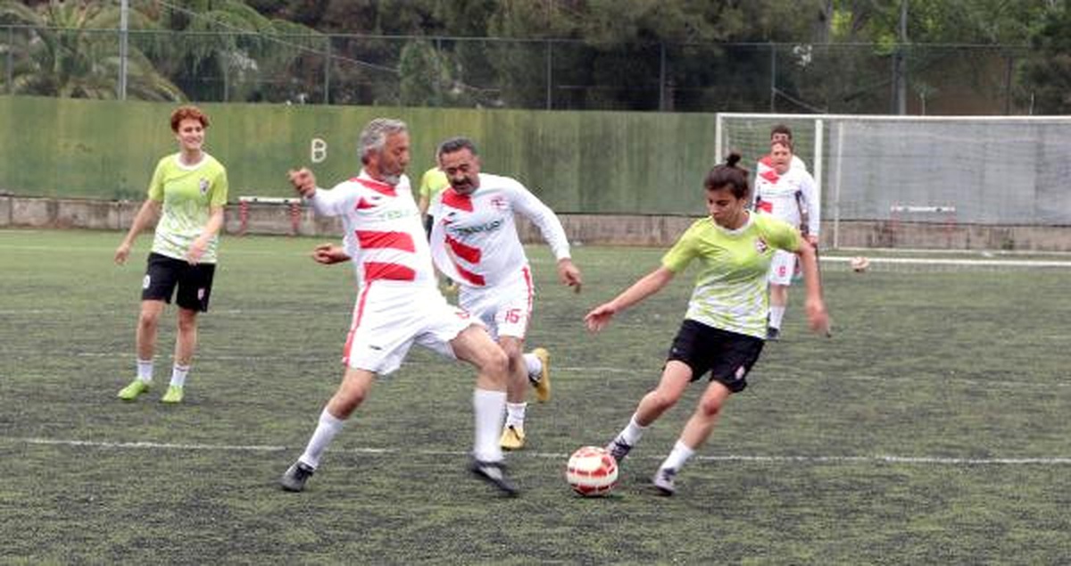 Erkek Engellilerle Kadın Futbol Takımının Maçında Dostluk Kazandı