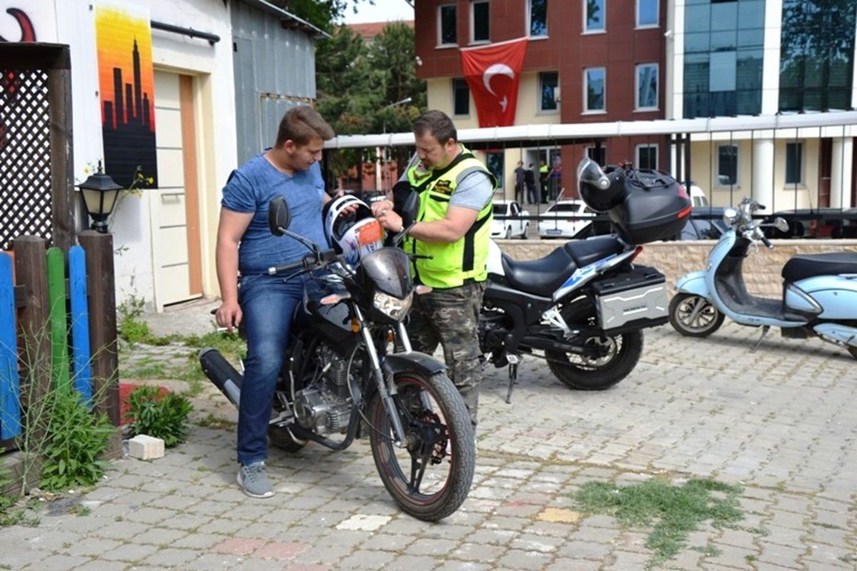 Fethiye\'de Polis Ekipleri Kask Dağıttı