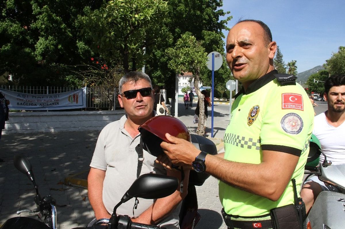 Fethiye\'de Polisler Motosiklet Sürücülerine Kask Hediye Etti