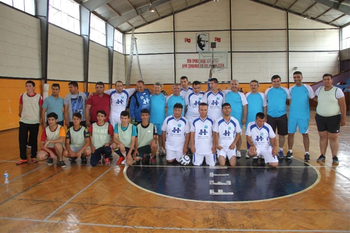 Fethiye\'de Protokol Özel Sporcularla Futsal Oynadı