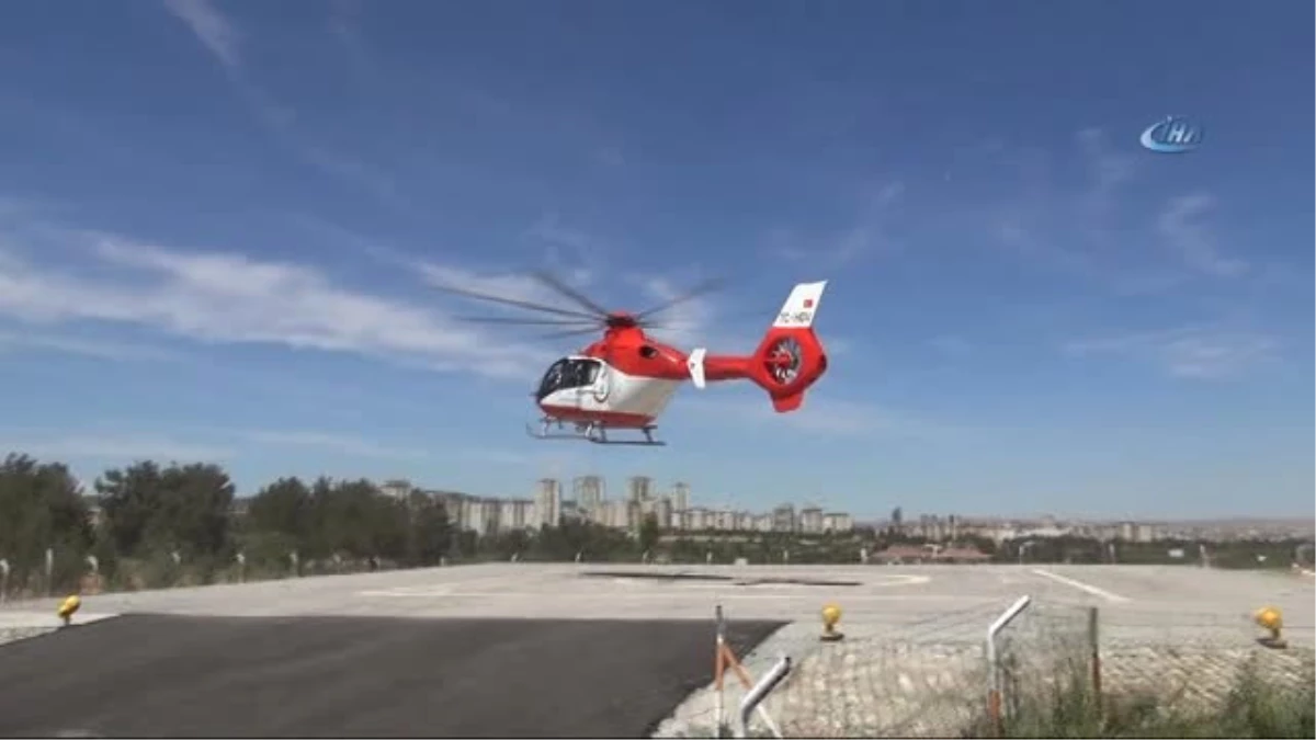 Helikopter ile Tedaviye Getirilen Çocuk, Elindeki Kuzucuğu Bırakmadı