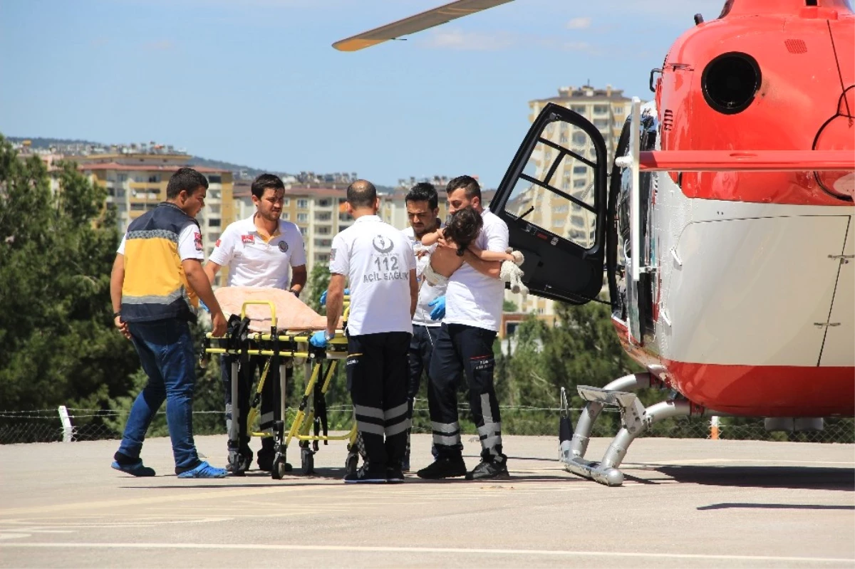 Helikopterle Tedaviye Getirilen Çocuk, Elindeki Oyuncağı Bırakmadı