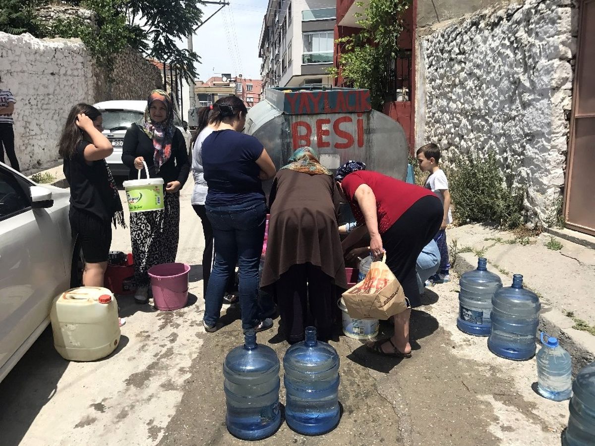 İzmir\'de Damacanalarla Su Çilesi