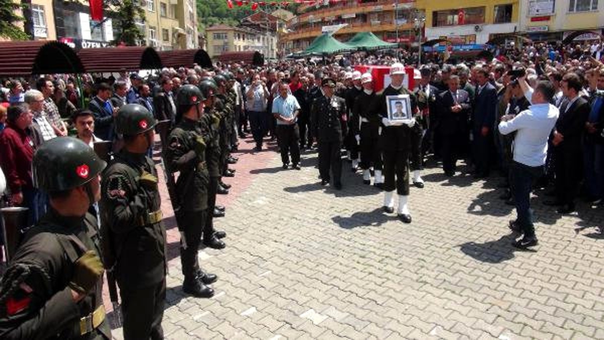 Kalp Krizinden Ölen Asker Toprağa Verildi
