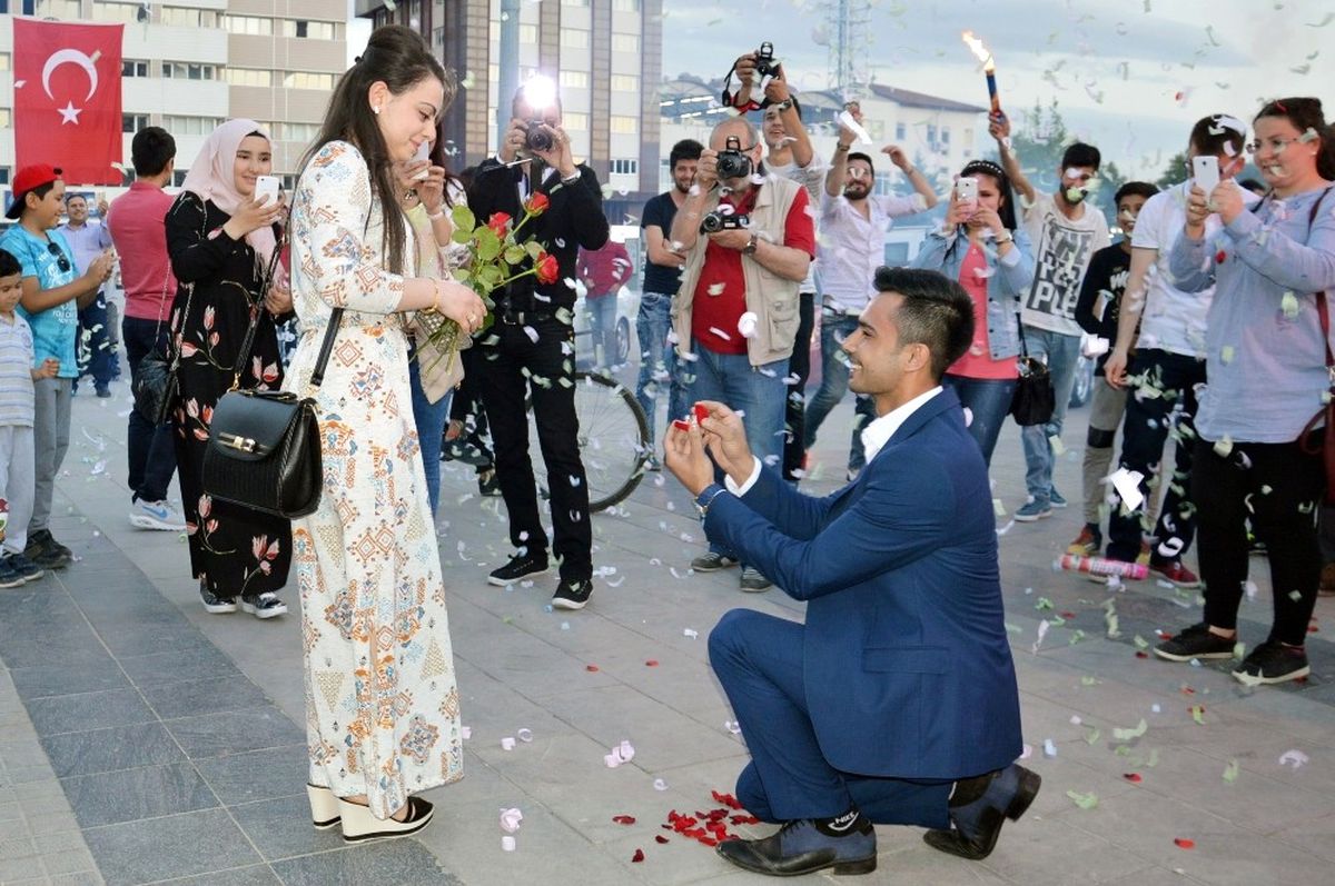 Kırıkkaleli Gençten Meydanda Evlilik Teklifi