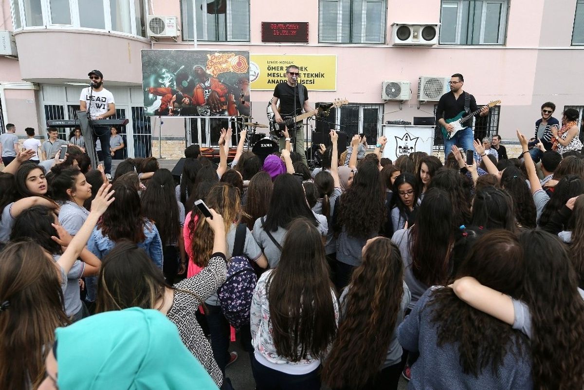 Konak\'ta Bayram Sevincini Erken Yaşadılar