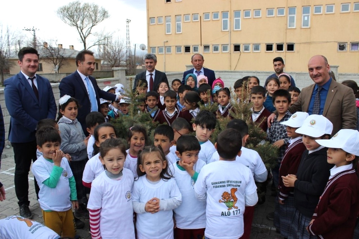 Köy Okulu Bahçesine Fidan Dikimi