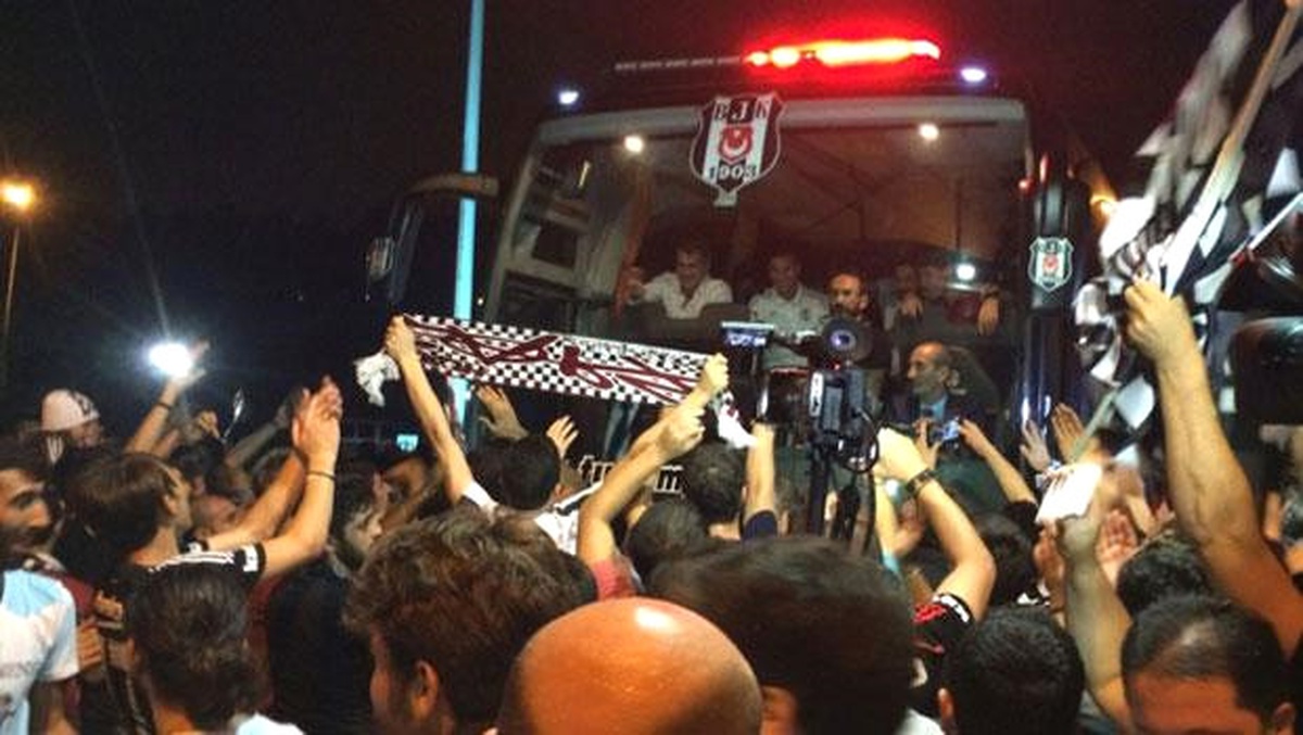 Lider Beşiktaş Şampiyon Tezahüratları ile İstanbul\'a Geldi