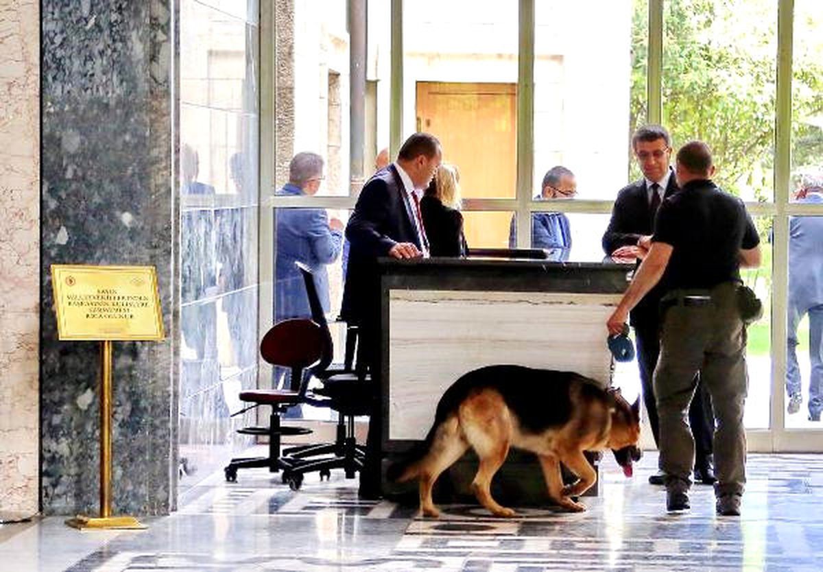 Max, TBMM\'de Patlayıcı Madde Araması Yaptı