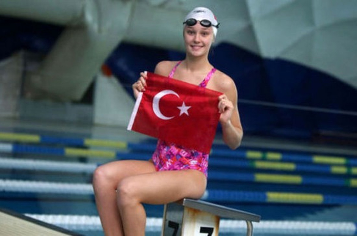 Milli Yüzücü Viktoria Zeynep Güneş, 4. İslami Dayanışma Oyunları\'nda 400 Metre Karışık Yüzme...