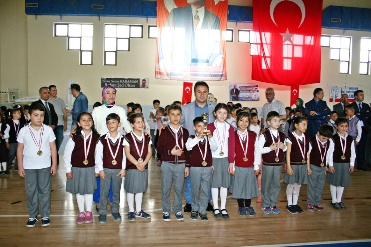 Miniklerin Kupa ve Madalya Heyecanı