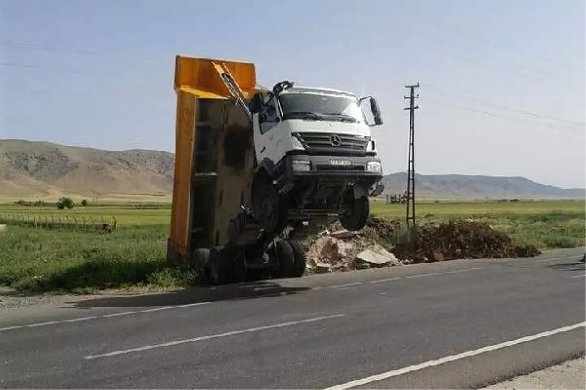 Nusaybin\'de Kamyon Dorsesi Havada Kaldı