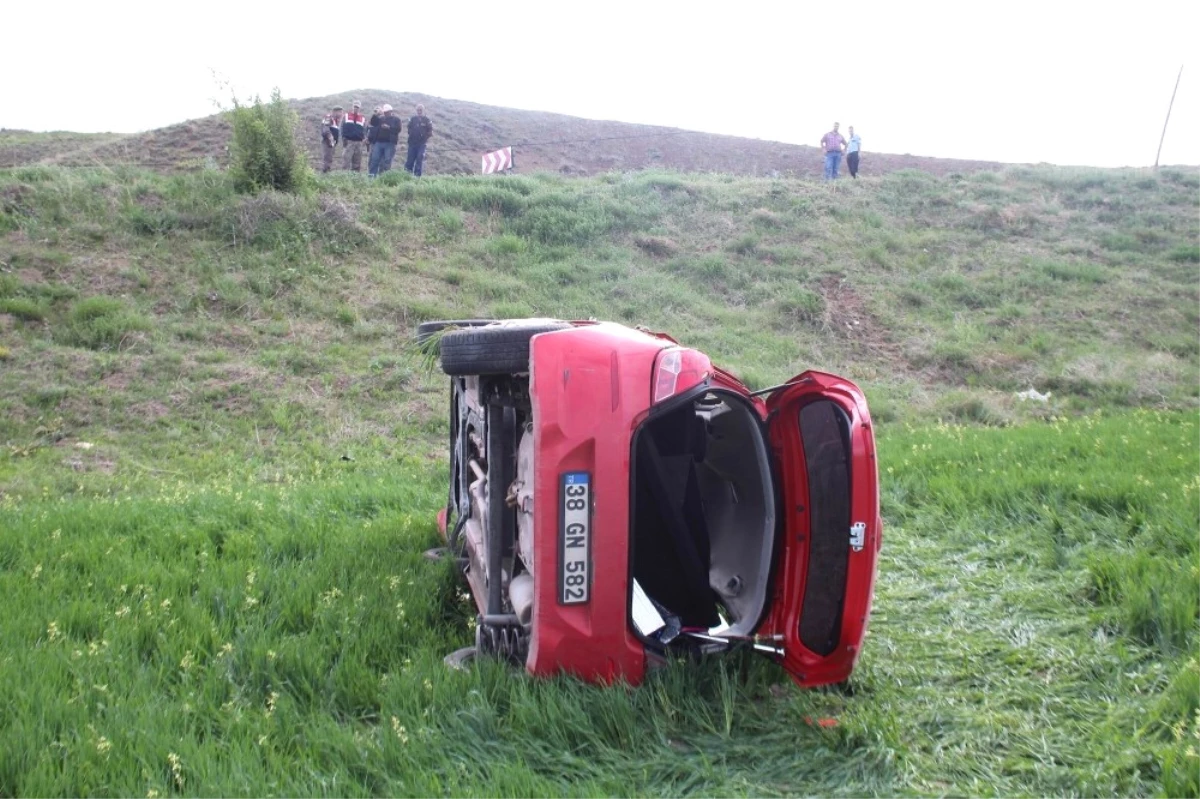 Öğretmenleri Taşıyan Otomobil Tarlaya Devrildi: 3 Yaralı