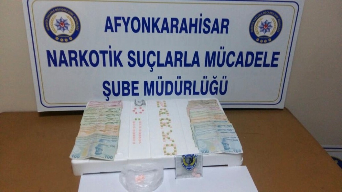 Polis Zehir Tacirlerini Uyuşturucu Parası ile Yakaladı