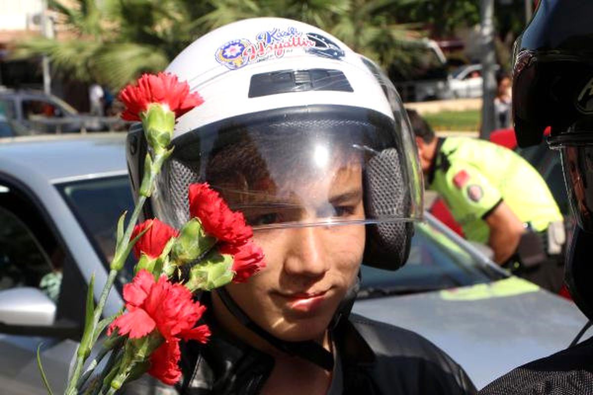 Polisten \'Güvenli Kask\' Hediyesi