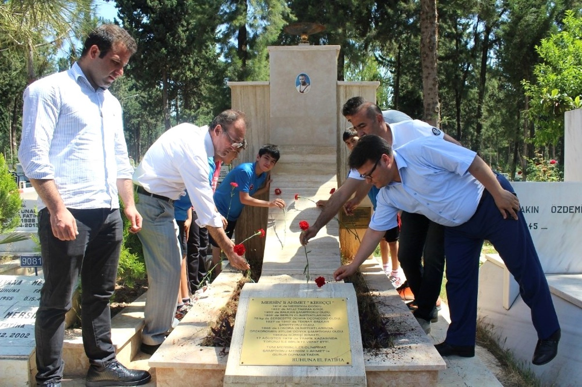 Spor Emekçileri Mezarı Başında Anıldı