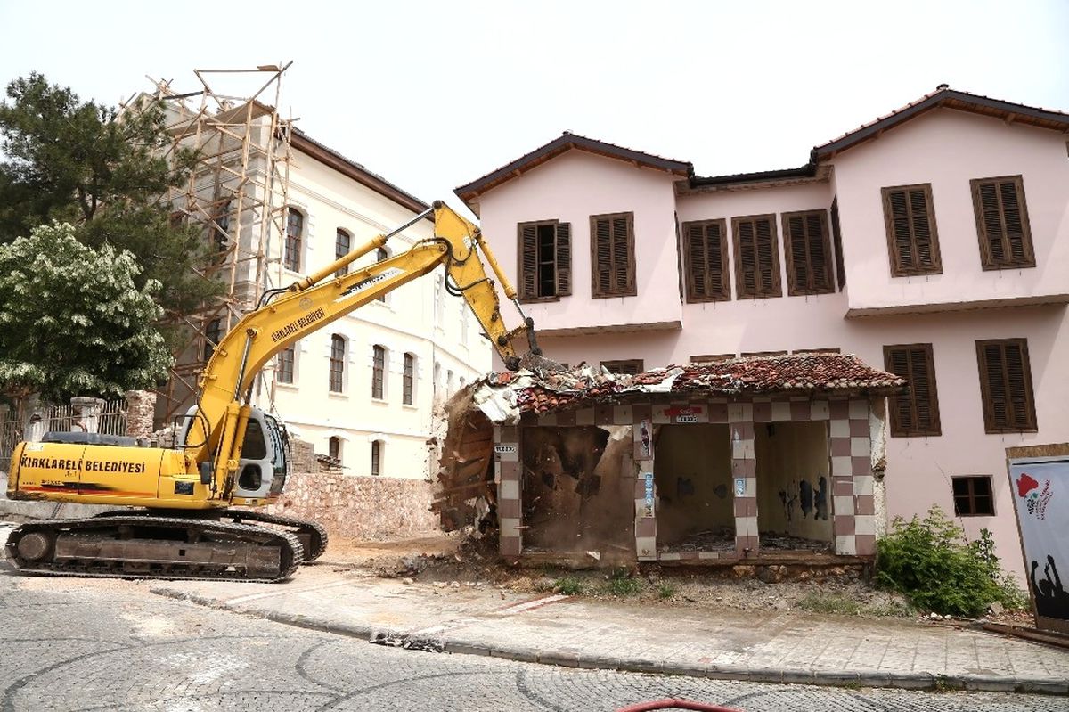 Ucube" Bina İzmir Marşı ile Yıkıldı
